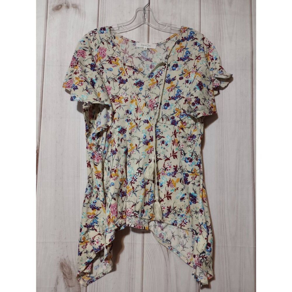 Eden and Olivia Shirt Ladies Small Cream Floral Short Sleeve Ruffle VNECK‎